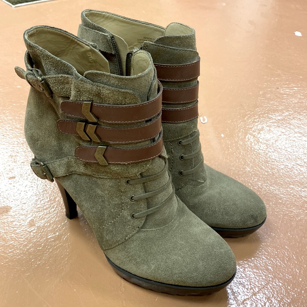 Nine West suede leather army green booties. Size 10 side zipper. Worn few times.